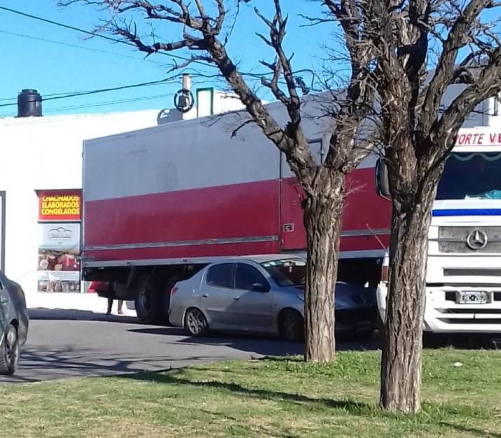 COLISIONARON UN CAMIÓN Y UN AUTOMÓVIL EN LIBERTAD Y AV. CABANETTES