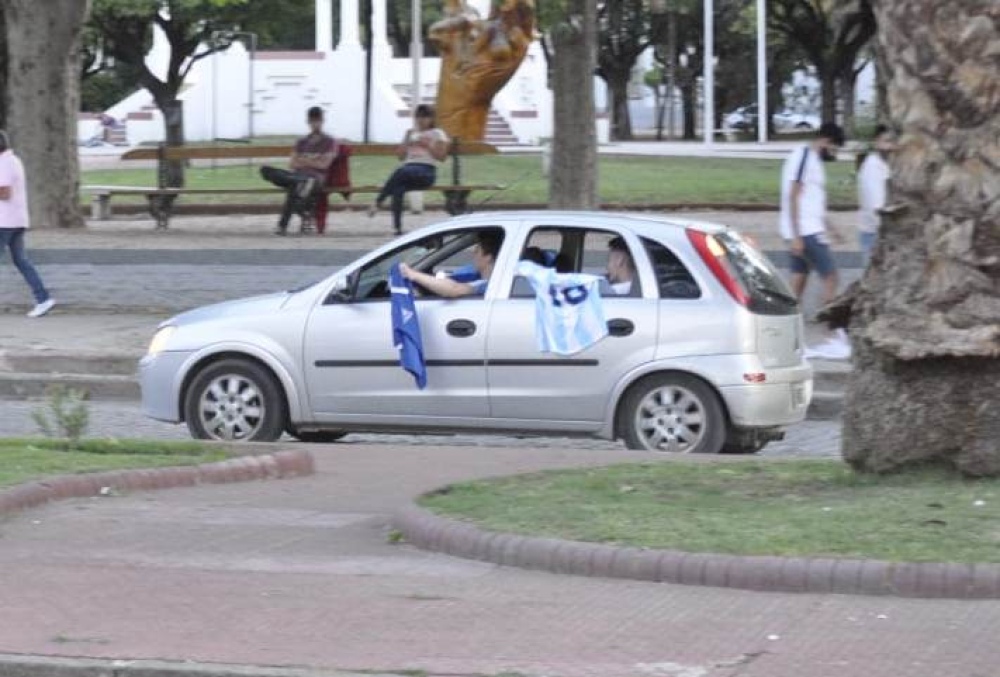 PIGÜÉ HOMENAJEO A MARADONA