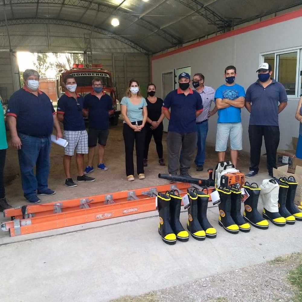 ENTREGARON MATERIAL A LOS BOMBEROS DE ARROYO CORTO