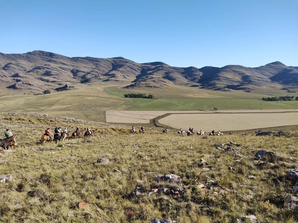 Con protocolo sanitario se hizo la cabalgata al monolito