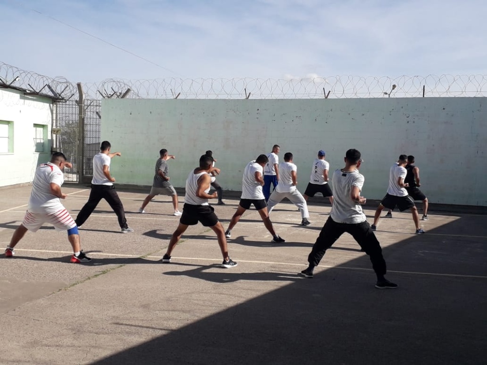 INTERNO DE LA UP19 DA CLASES DE KARATE A SUS COMPAÑEROS