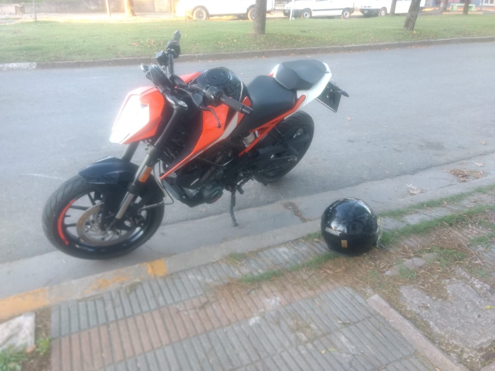 Un motociclista fue trasladado al hospital tras una caída