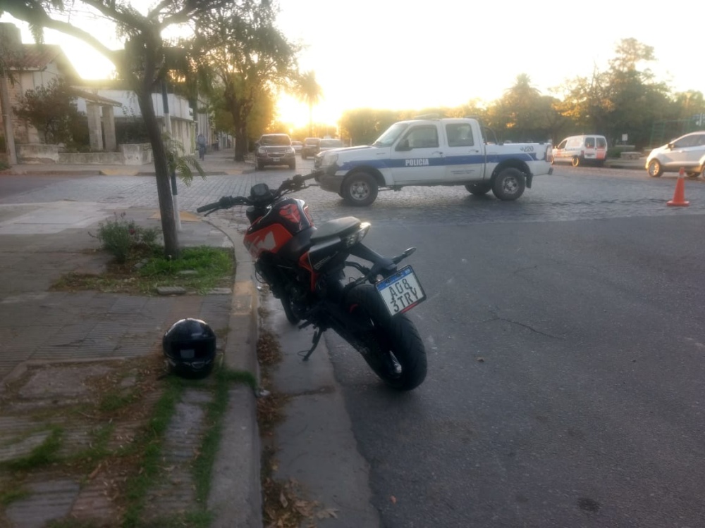 Un motociclista fue trasladado al hospital tras una caída