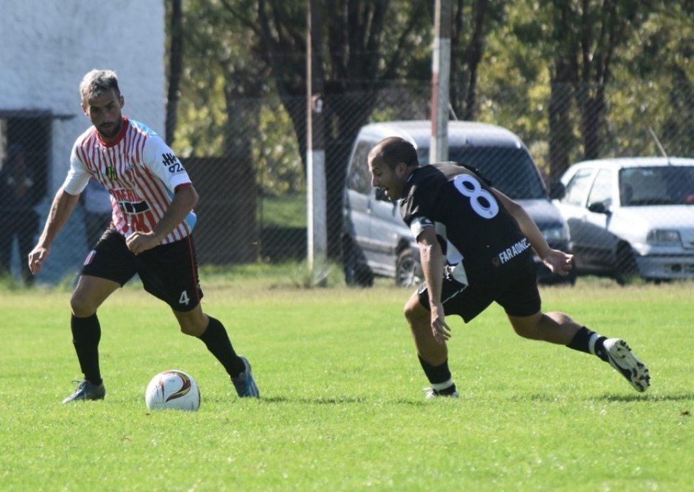 Y un domingo volvió a rodar la pelota