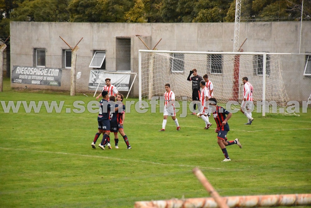 Peñarol se puso al día con una victoria a puro gol ante el campeón