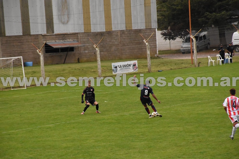 Peñarol se puso al día con una victoria a puro gol ante el campeón