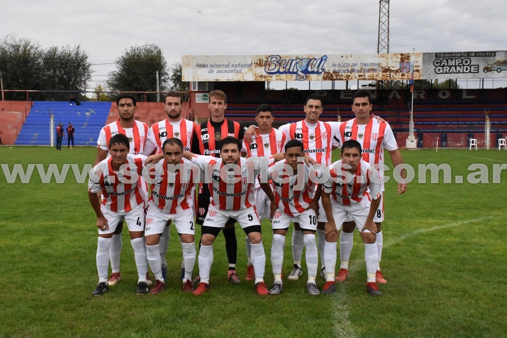 Peñarol se puso al día con una victoria a puro gol ante el campeón