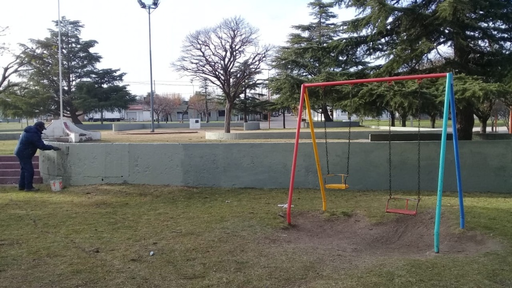 MANTENIMIENTO EN LA PLAZA DEL BARRIO DUCOS