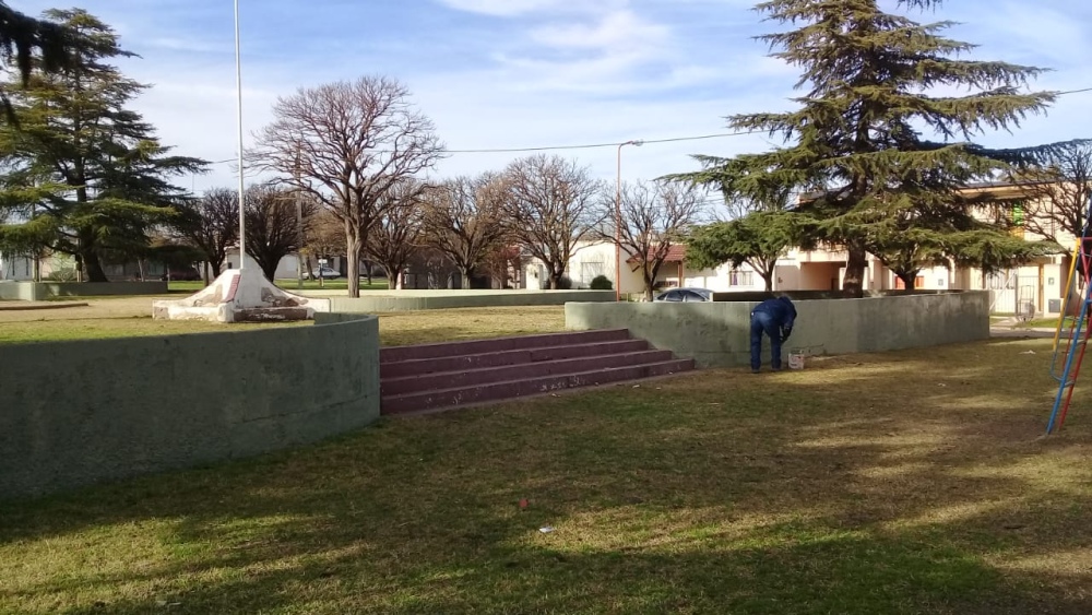 MANTENIMIENTO EN LA PLAZA DEL BARRIO DUCOS