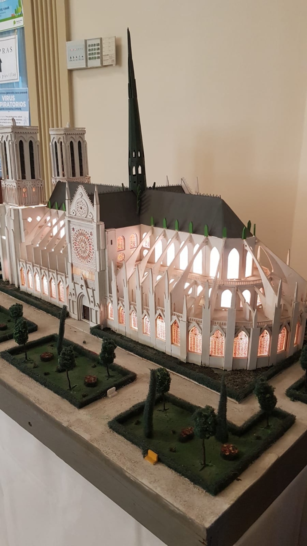 Exponen una réplica de la catedral Notre Dame