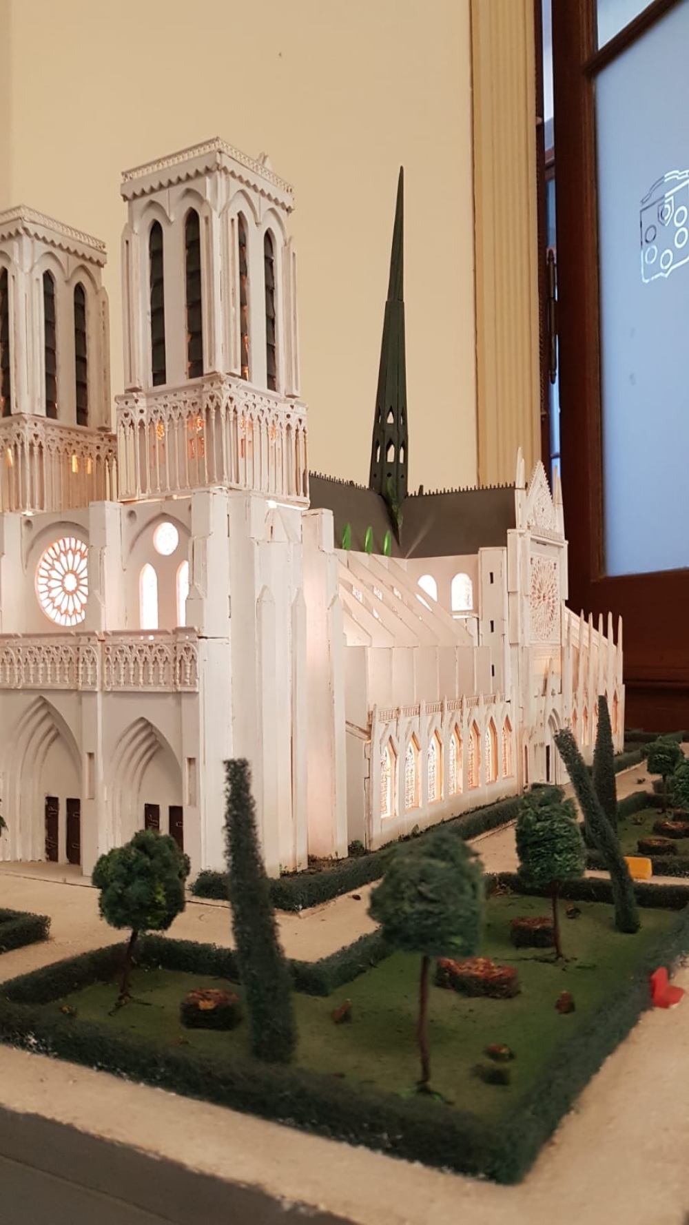 Exponen una réplica de la catedral Notre Dame