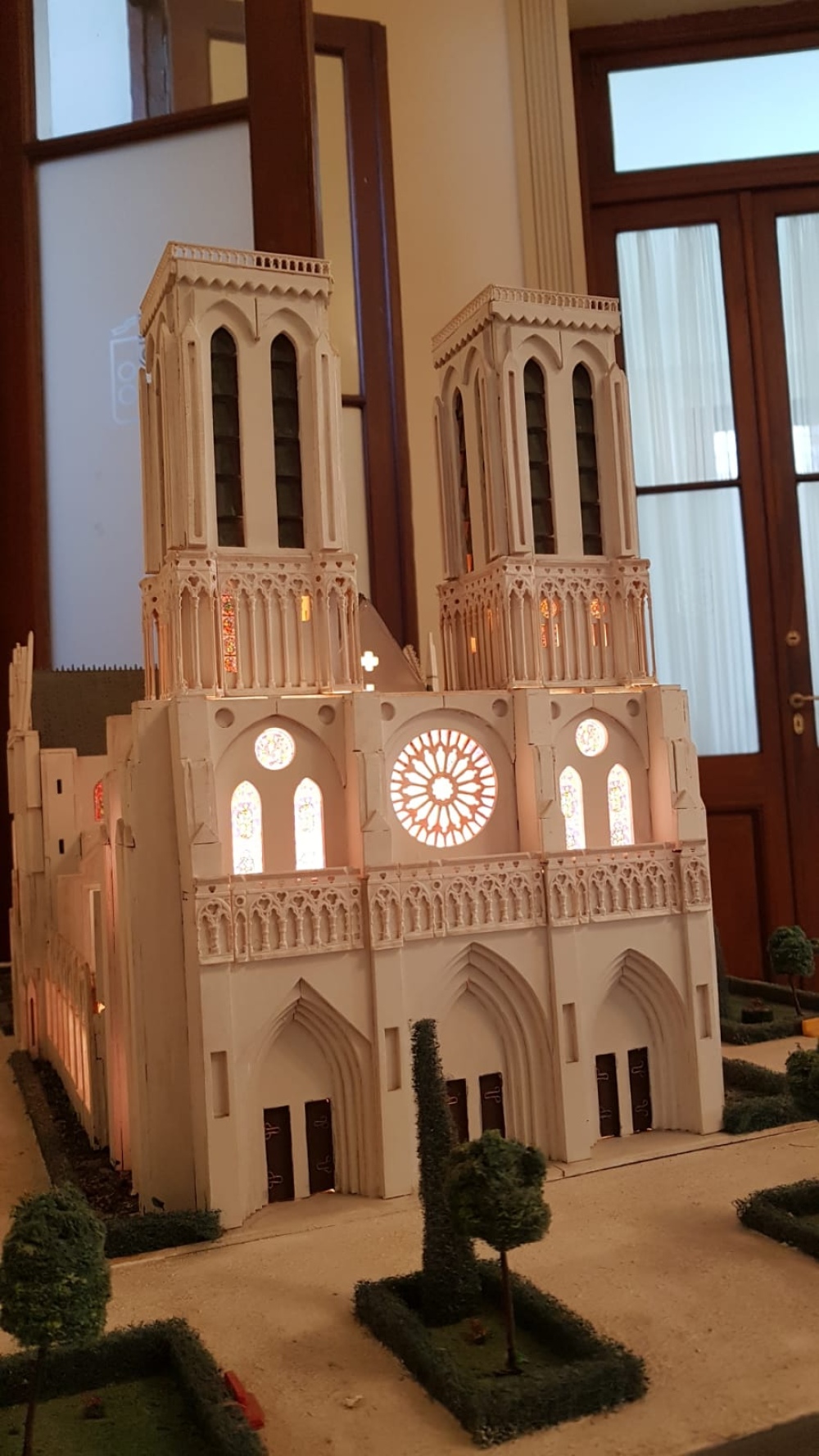 Exponen una réplica de la catedral Notre Dame