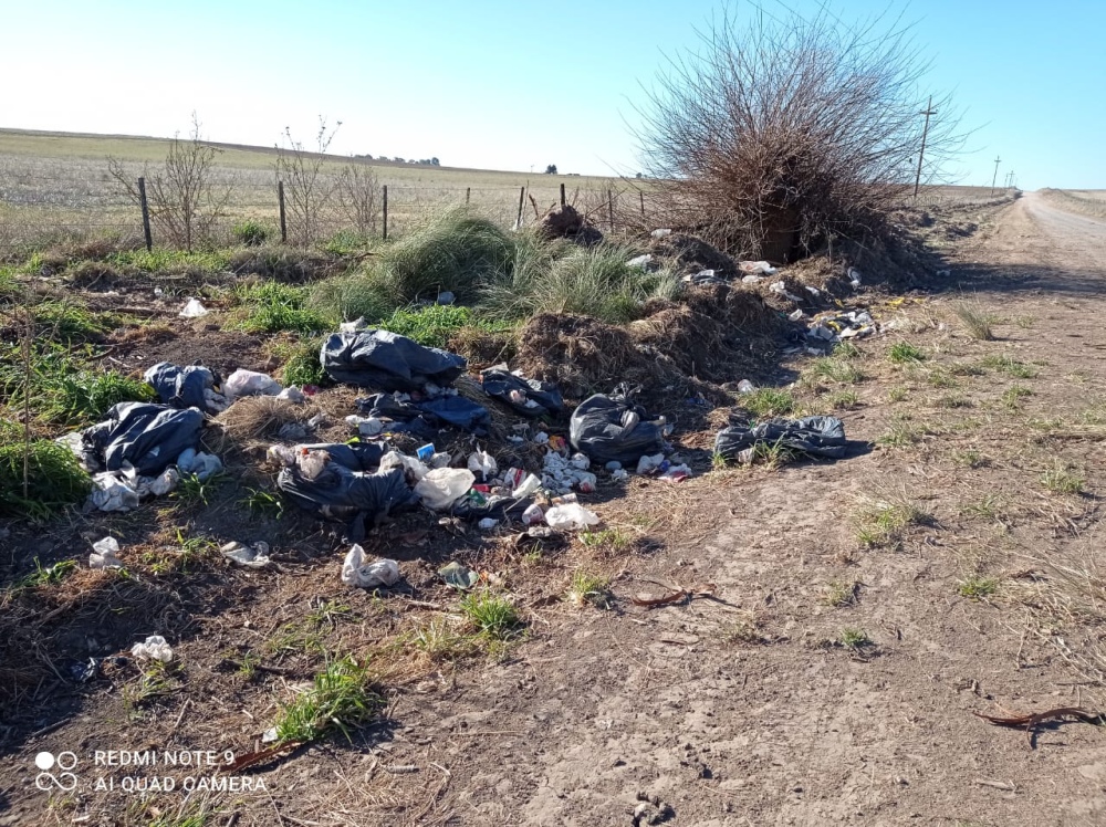 El municipio pidió que no tiren basura en los caminos vecinales