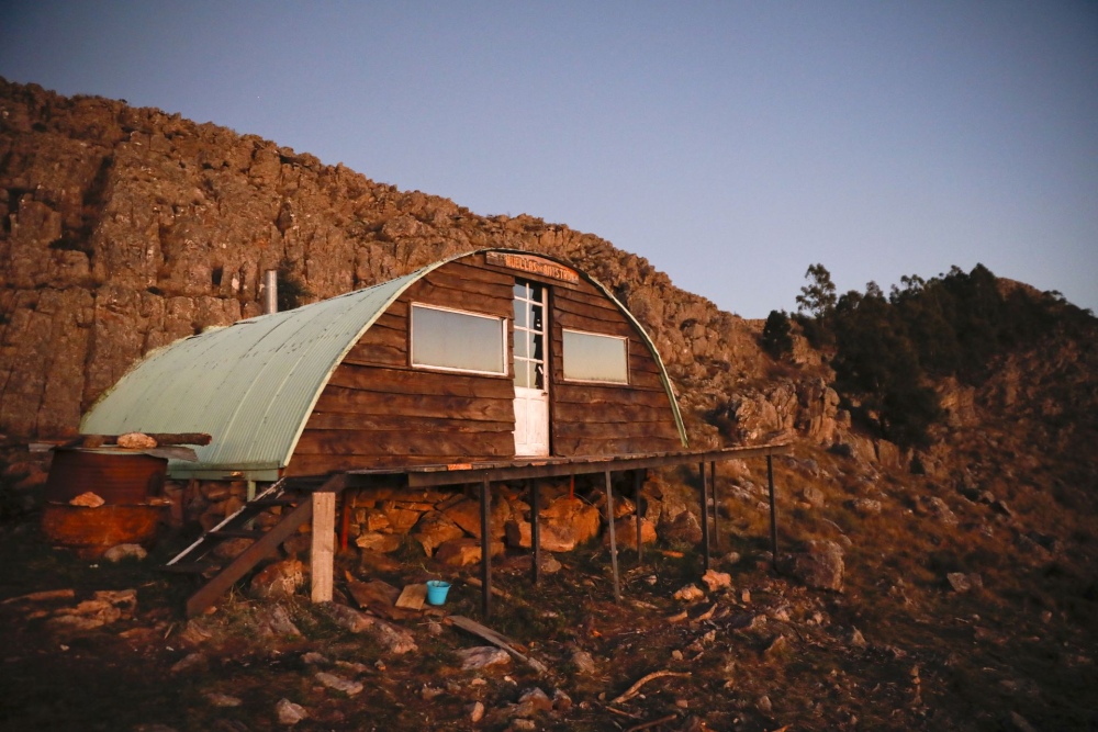 El refugio ”Huellas de amistad” de cerro Áspero en La Nación