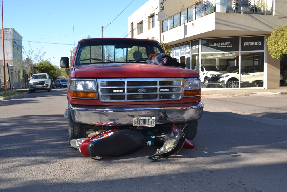 CHOQUE ENTRE UNA CAMIONETA Y UNA MOTO