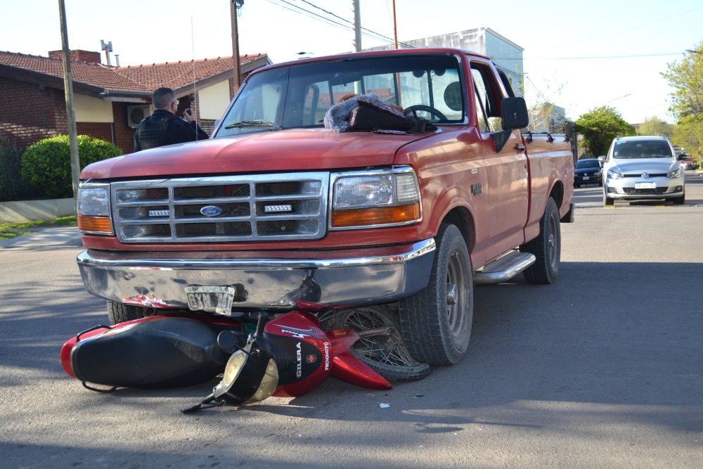 CHOQUE ENTRE UNA CAMIONETA Y UNA MOTO