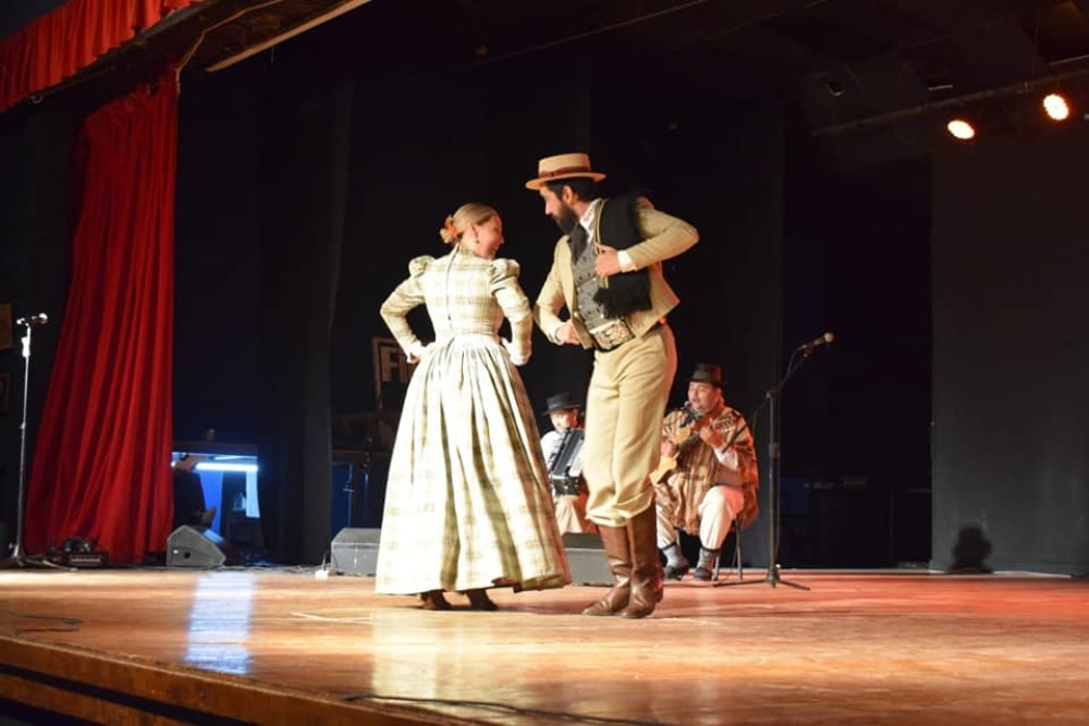 Sebastián Santos y Gabriela Deni ganaron en el pre Cosquín