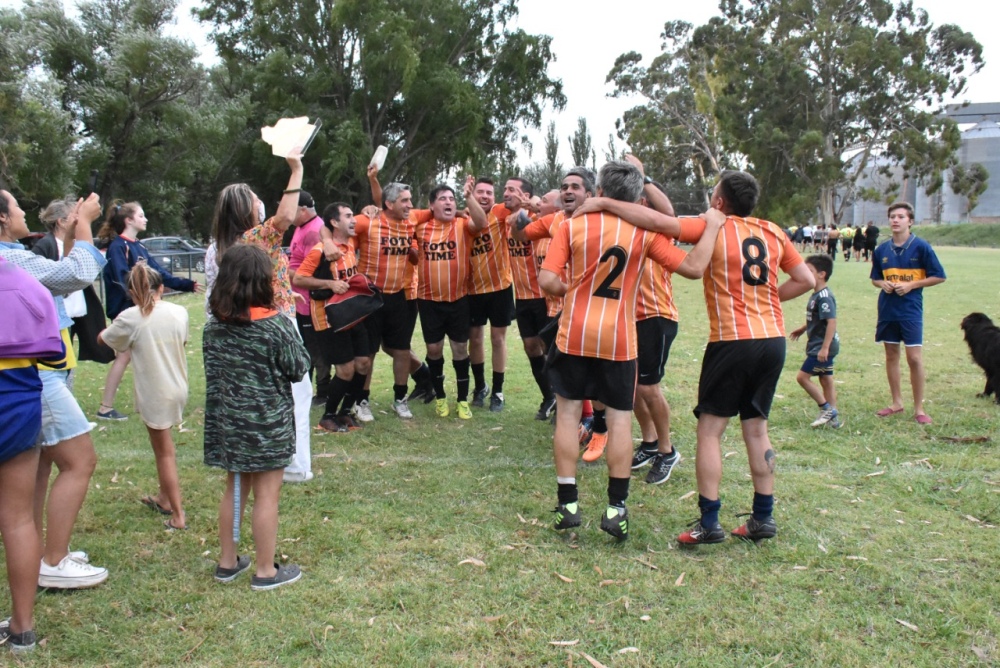 Foto Time y la vieja costumbre de ser campeón