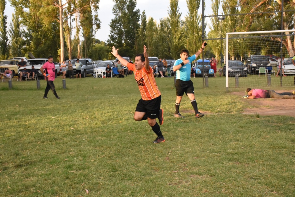 Foto Time y la vieja costumbre de ser campeón