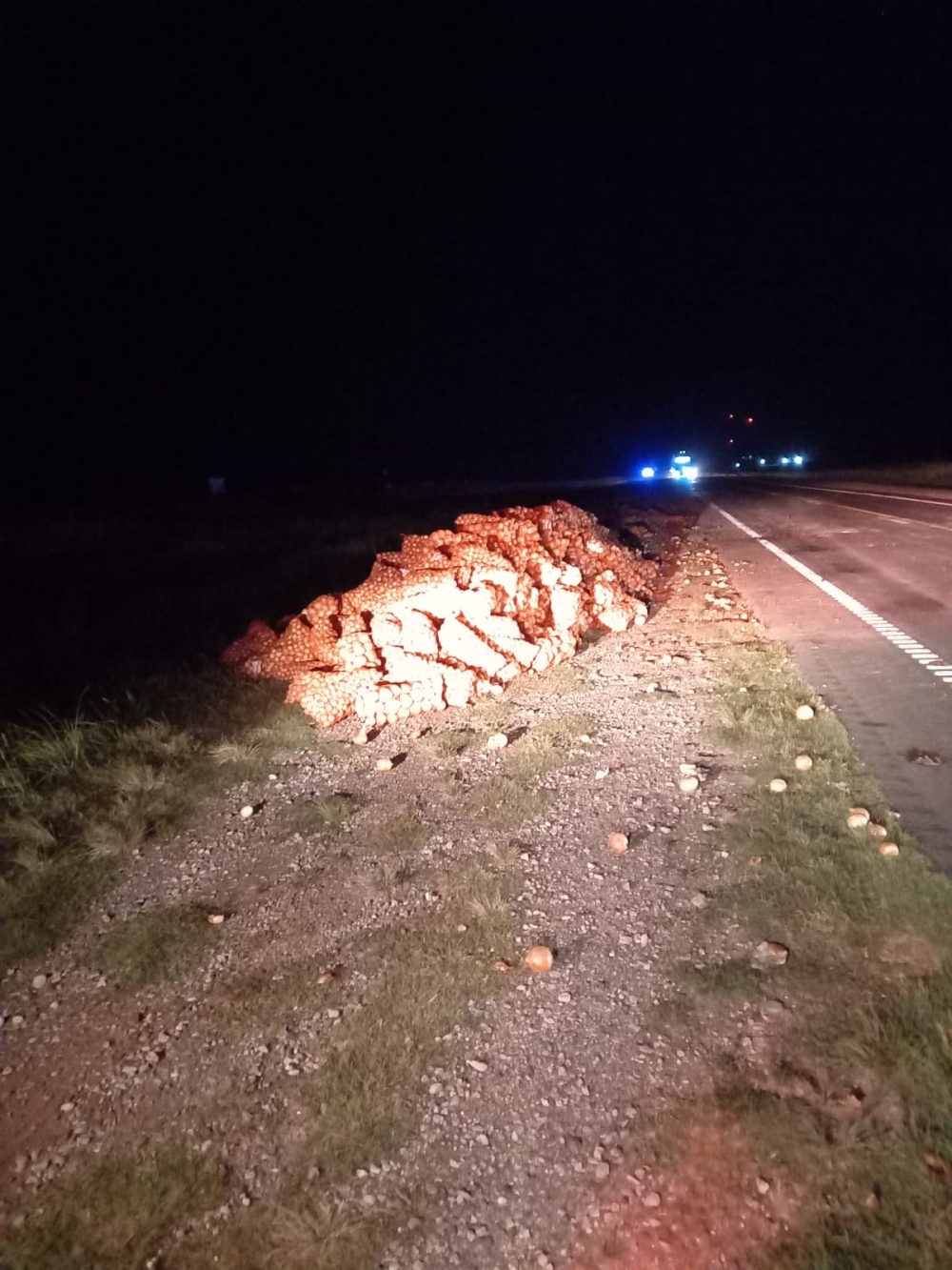 Camión con cebolla volcó en la loma de la cantera