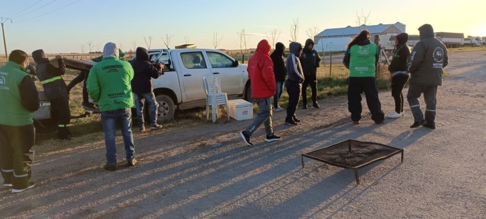 Reclamo de choferes en una planta cerealera de Pigüé