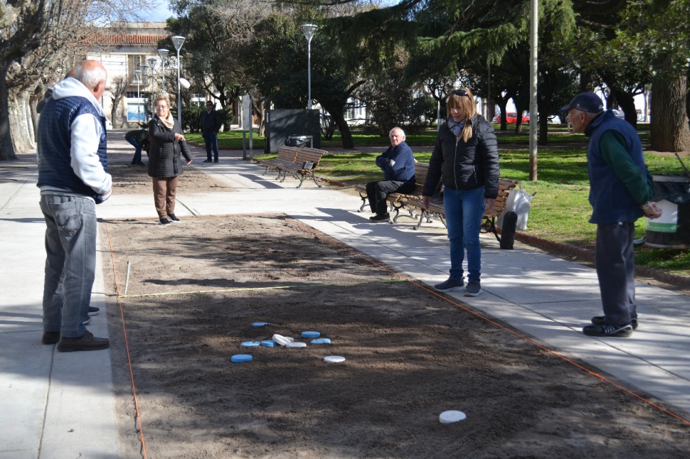 Piden un baño para la plaza Sarmiento