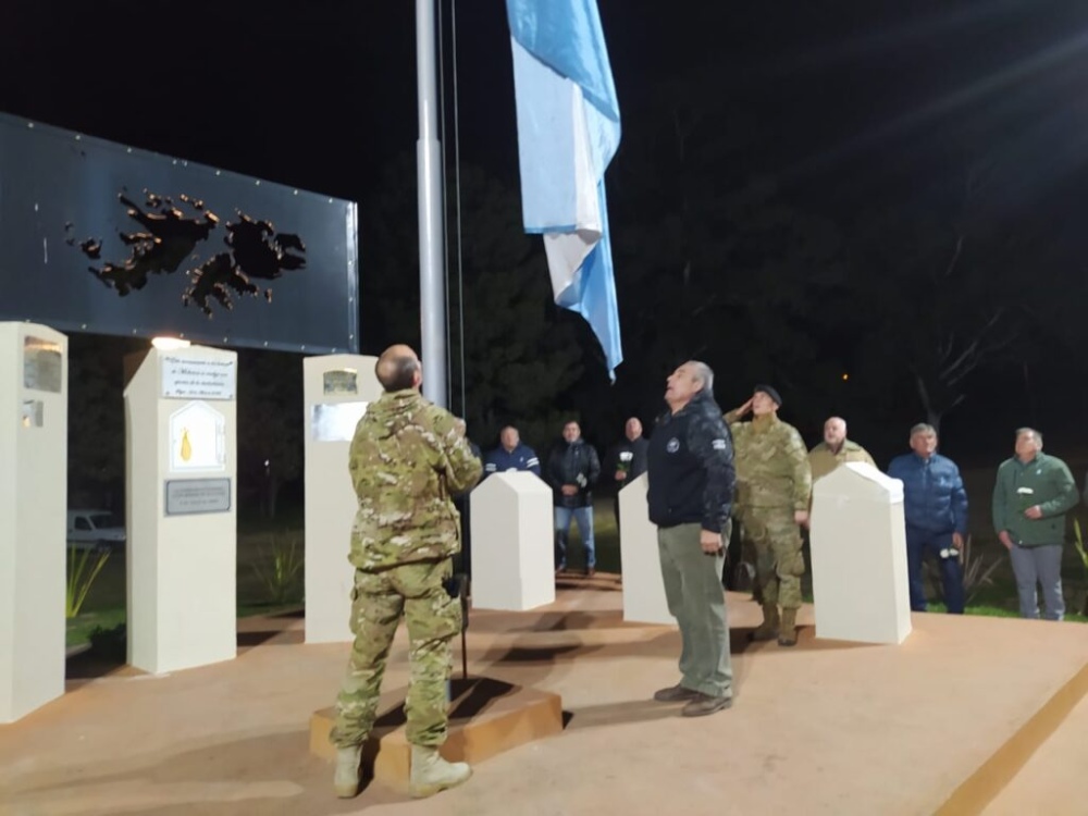 Venta de locro para continuar el memorial de Malvinas