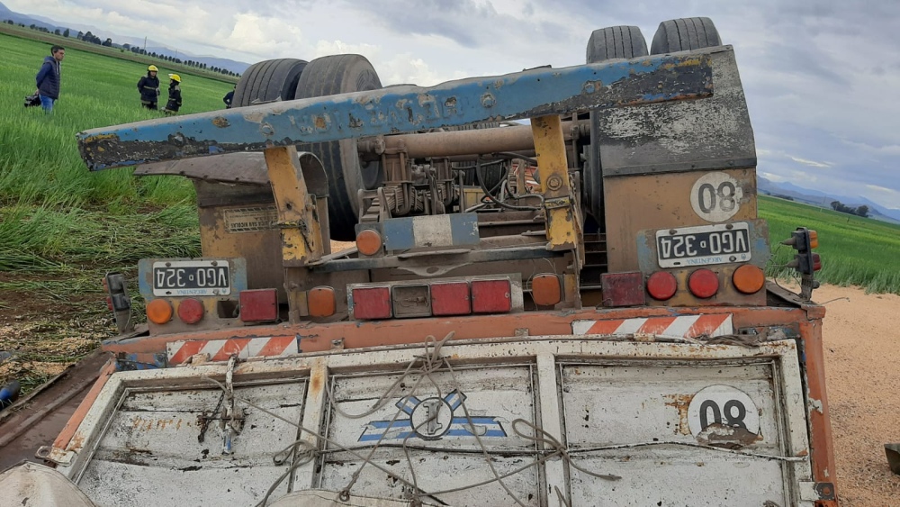 Un camionero falleció al volcar entre Dufaur y Tornquist