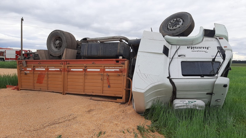 Un camionero falleció al volcar entre Dufaur y Tornquist