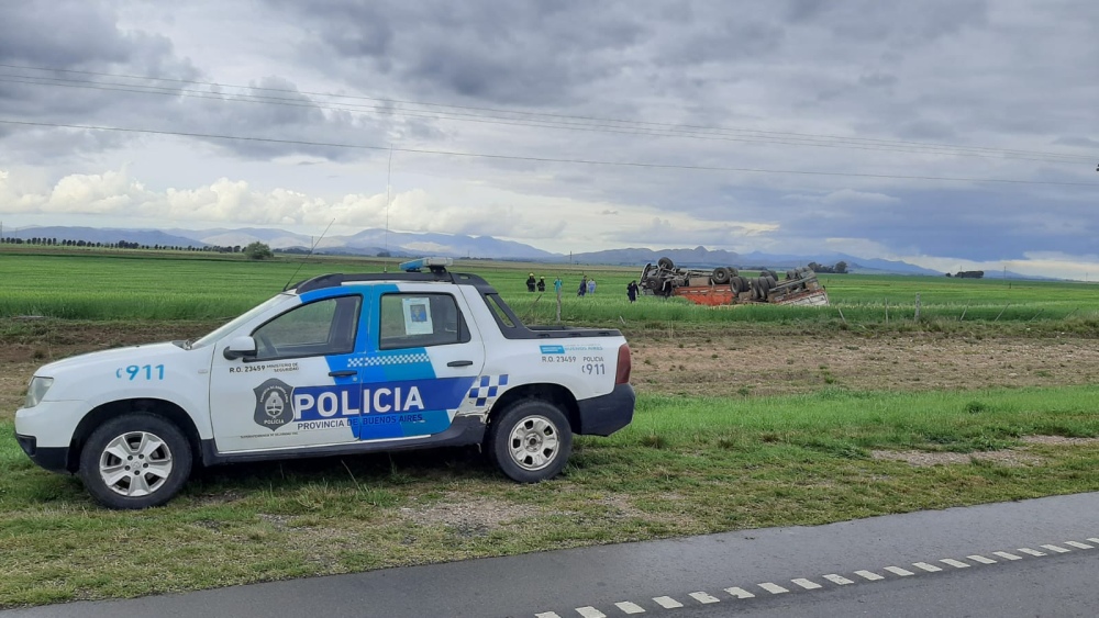 Un camionero falleció al volcar entre Dufaur y Tornquist