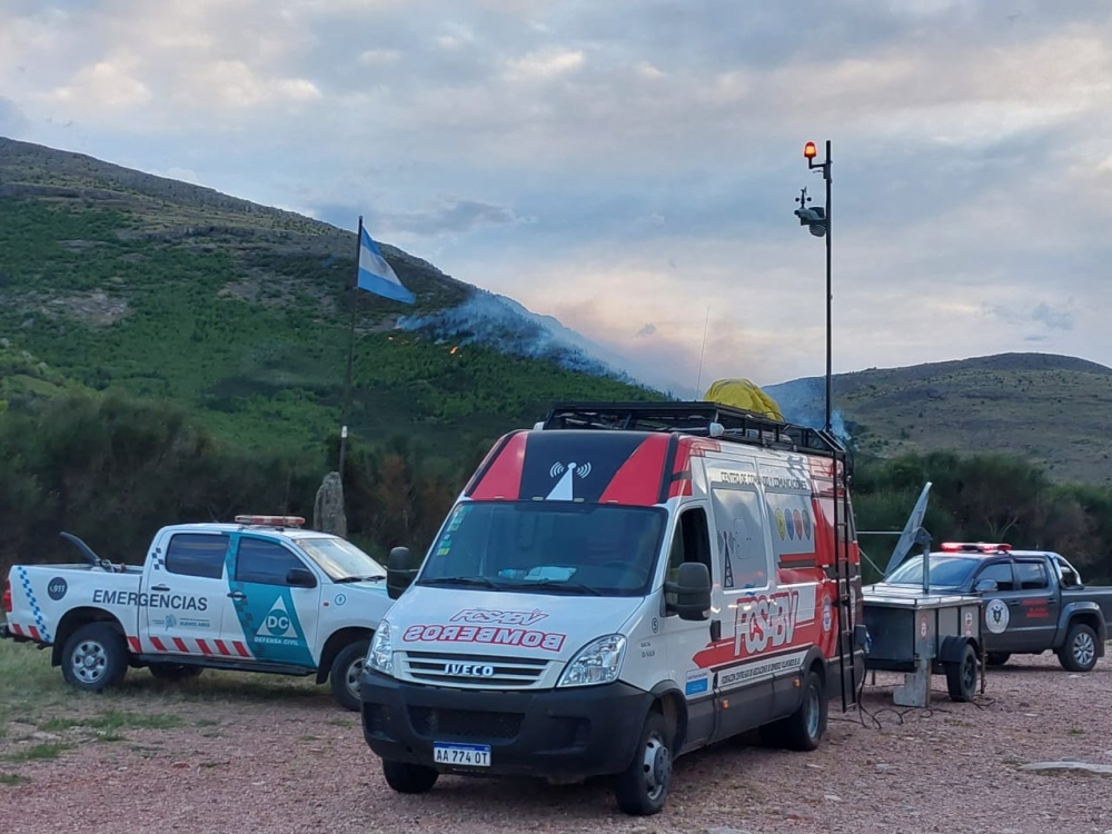 Combaten las llamas en el cerro ventana