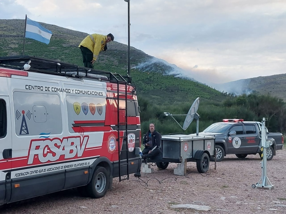 Combaten las llamas en el cerro ventana