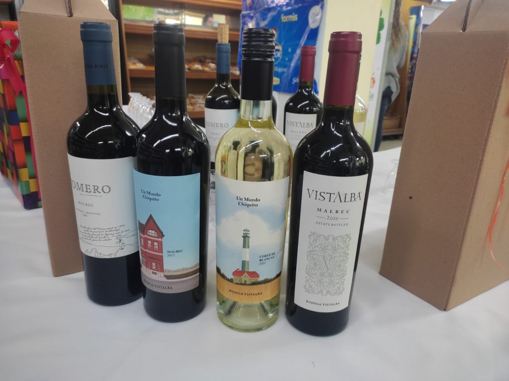 Degustación de quesos y vinos en autoservicio de La Alianza