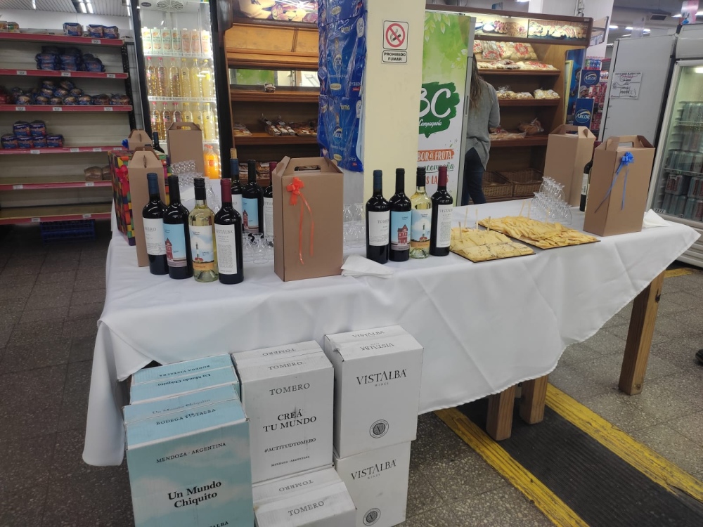 Degustación de quesos y vinos en autoservicio de La Alianza