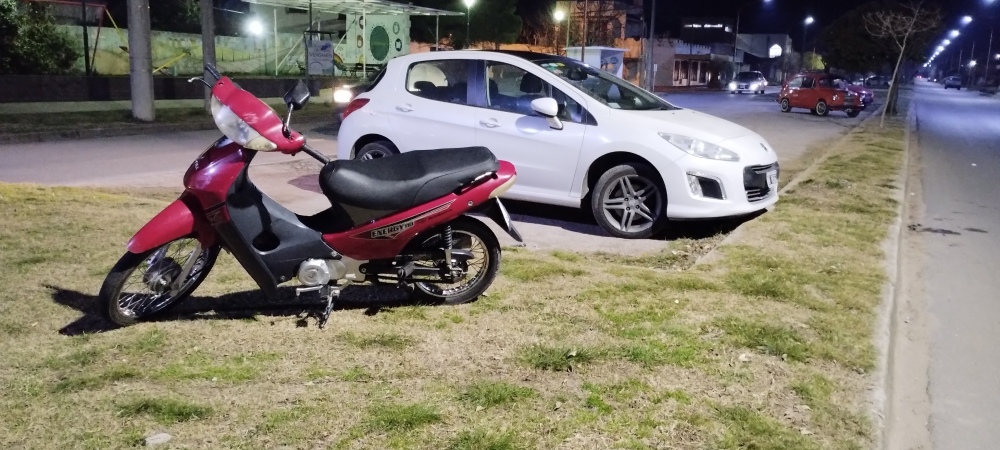 Sobre Av. Casey al 1000 chocaron una moto y un auto