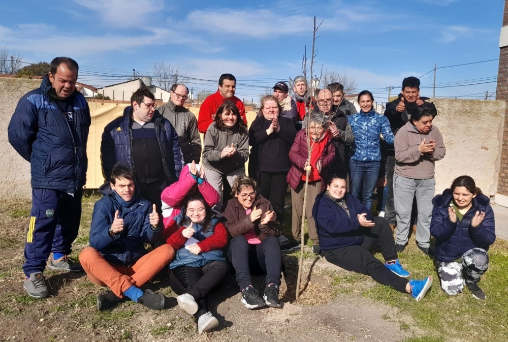 El Taller Protegido plantó un árbol en memoria a Mabel Issaly