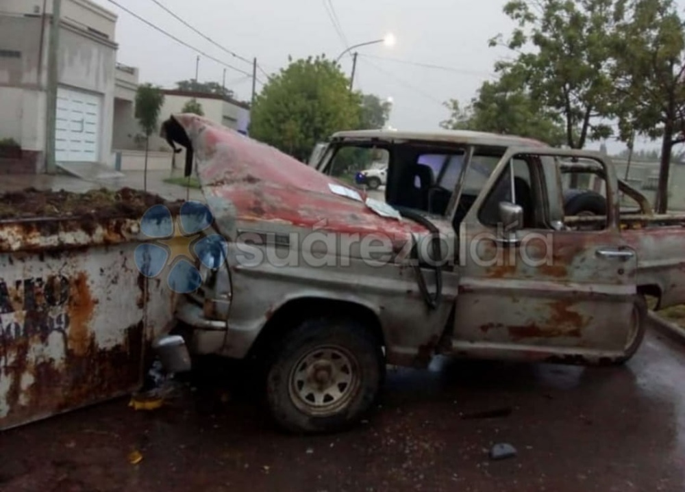 Un hombre perdió la vida al chocarse un conteiner con su camioneta