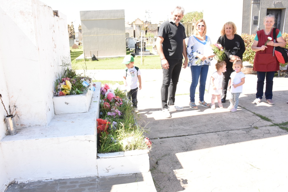 Artimusa realizó una ofrenda floral en el marcó de sus bodas de plata