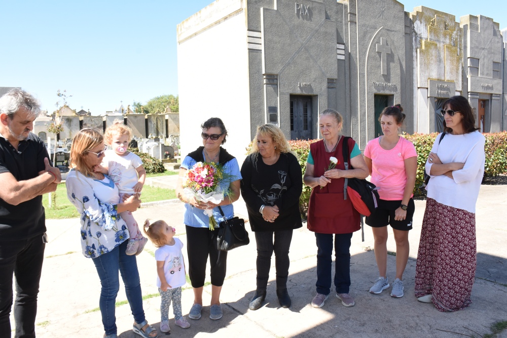 Artimusa realizó una ofrenda floral en el marcó de sus bodas de plata