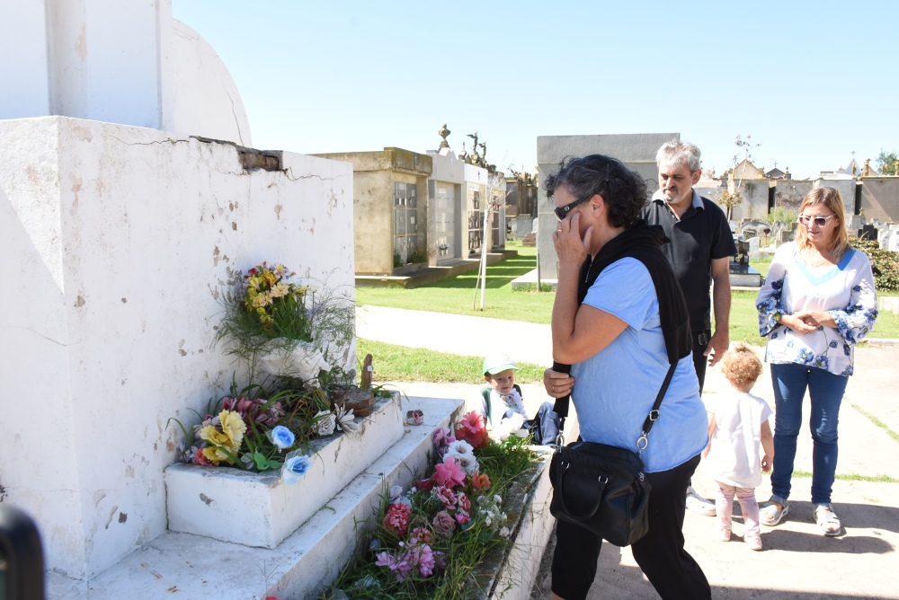 Artimusa realizó una ofrenda floral en el marcó de sus bodas de plata