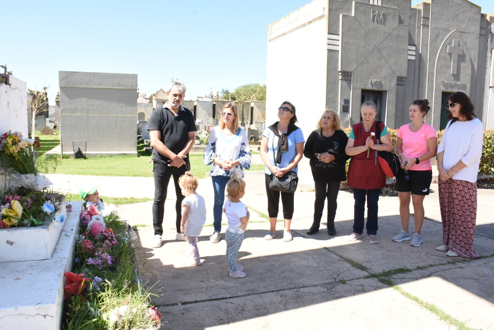 Artimusa realizó una ofrenda floral en el marcó de sus bodas de plata