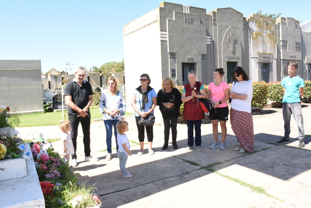 Artimusa realizó una ofrenda floral en el marcó de sus bodas de plata