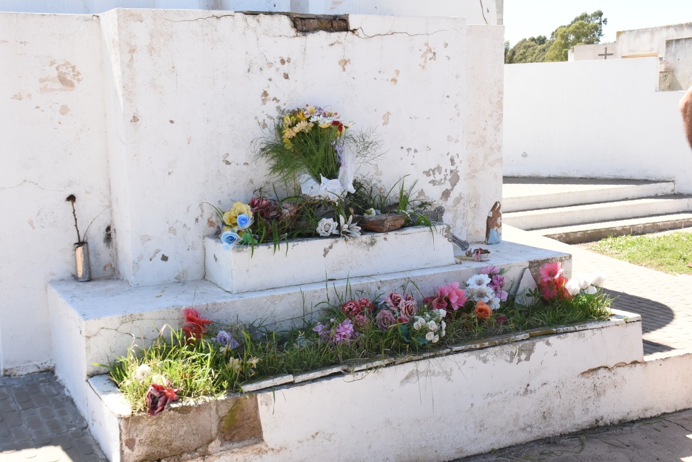 Artimusa realizó una ofrenda floral en el marcó de sus bodas de plata