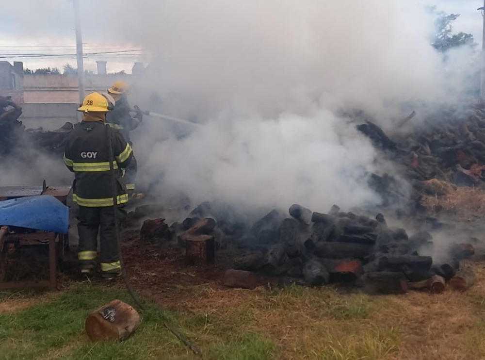 Principio de incendio en el patio de un comercio