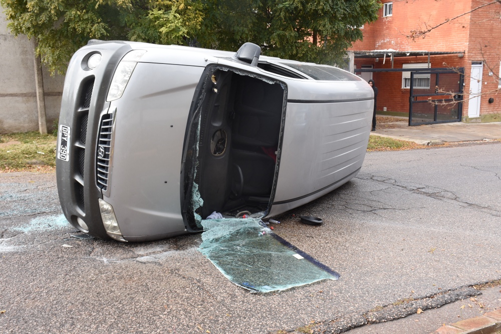 Choque y vuelco en la intersección de las calles Darwuin y Sadi Carnot