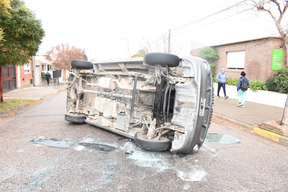 Choque y vuelco en la intersección de las calles Darwuin y Sadi Carnot