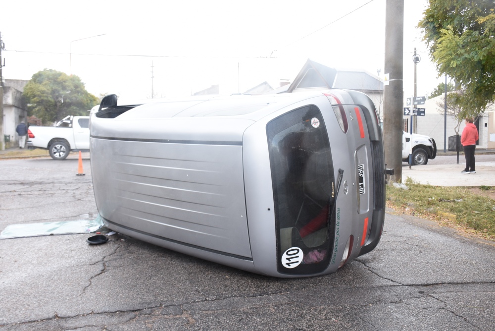 Choque y vuelco en la intersección de las calles Darwuin y Sadi Carnot