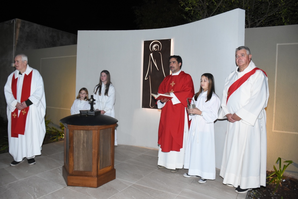 Bendición del cinerario en la Parroquia “Nuestra Señora de Luján”