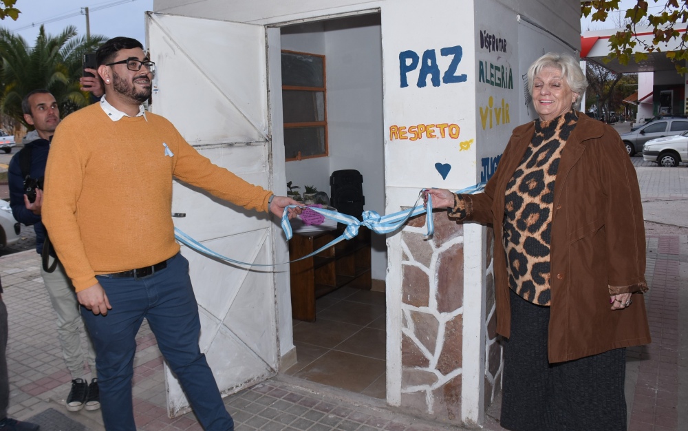 Inauguración de baños en Plaza Sarmiento