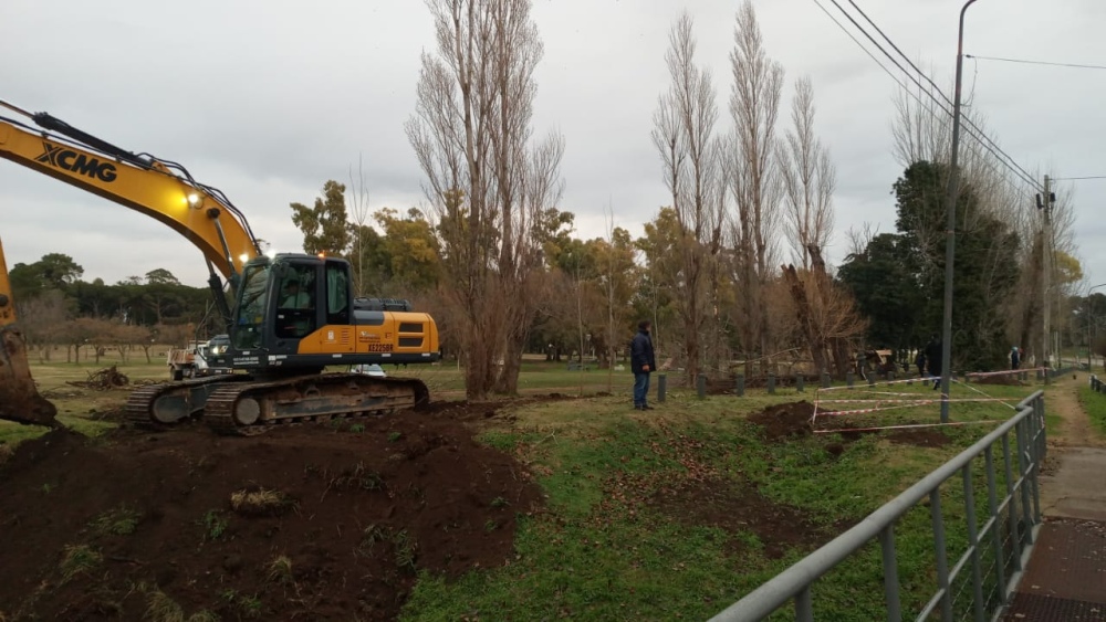 Limpieza del Arroyo Pigüé en el parque municipal